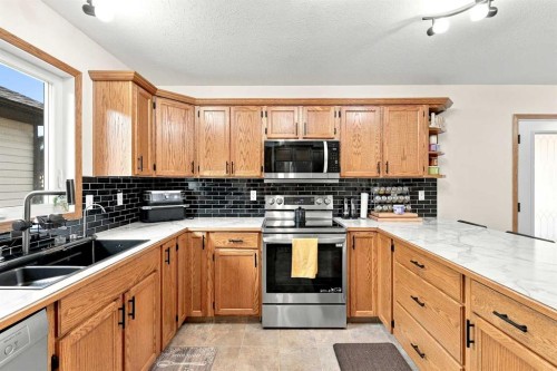 118 Oak Drive, Red Deer, AB - Indoor Photo Showing Kitchen With Double Sink