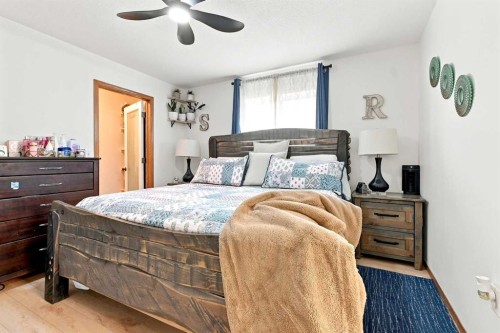 118 Oak Drive, Red Deer, AB - Indoor Photo Showing Bedroom