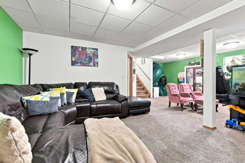 118 Oak Drive, Red Deer, AB - Indoor Photo Showing Living Room