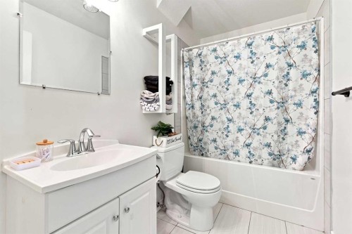 118 Oak Drive, Red Deer, AB - Indoor Photo Showing Bathroom