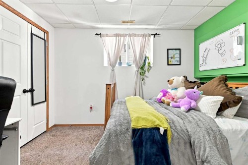 118 Oak Drive, Red Deer, AB - Indoor Photo Showing Bedroom
