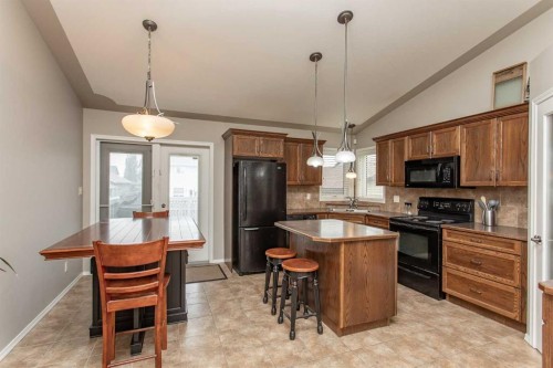 64 Camille Gate, Blackfalds, AB - Indoor Photo Showing Kitchen