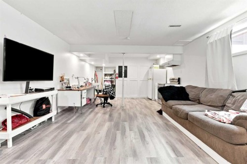 206 Davison Drive, Red Deer, AB - Indoor Photo Showing Living Room
