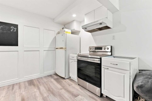 206 Davison Drive, Red Deer, AB - Indoor Photo Showing Kitchen