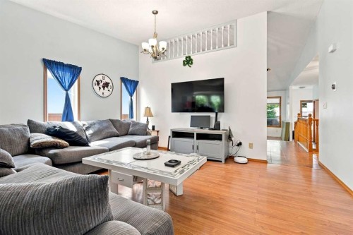 206 Davison Drive, Red Deer, AB - Indoor Photo Showing Living Room