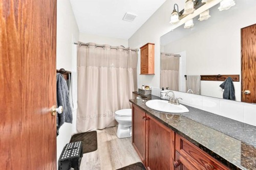 13 Westglen Boulevard, Blackfalds, AB - Indoor Photo Showing Bathroom