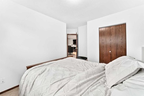 13 Westglen Boulevard, Blackfalds, AB - Indoor Photo Showing Bedroom