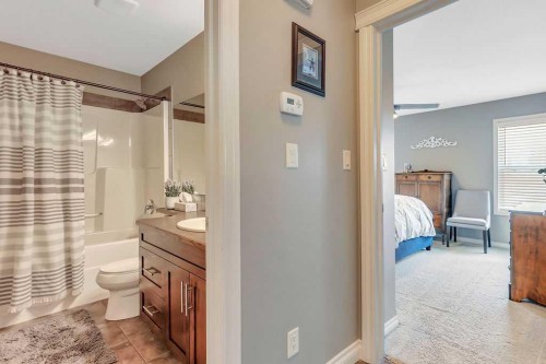 212 Cedar Square, Blackfalds, AB - Indoor Photo Showing Bathroom