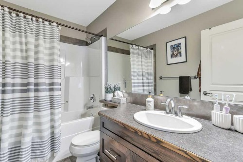 212 Cedar Square, Blackfalds, AB - Indoor Photo Showing Bathroom