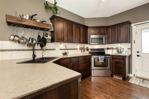 19 Hanson Green, Penhold, AB - Indoor Photo Showing Kitchen With Double Sink