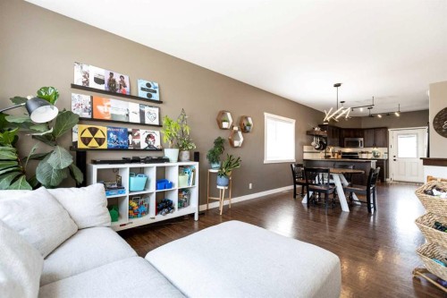 19 Hanson Green, Penhold, AB - Indoor Photo Showing Living Room