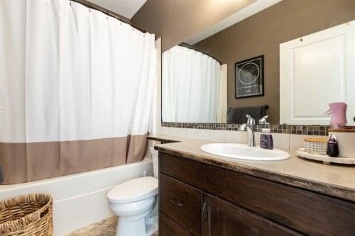 19 Hanson Green, Penhold, AB - Indoor Photo Showing Bathroom