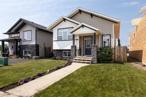 19 Hanson Green, Penhold, AB - Outdoor With Facade