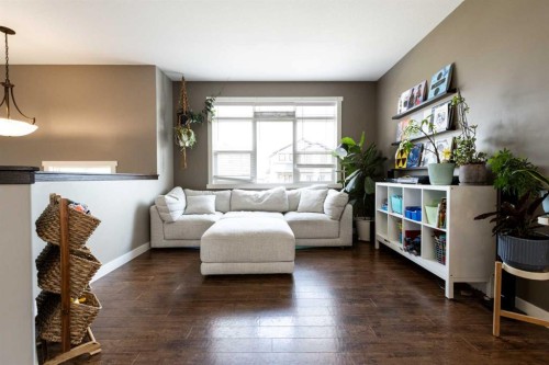 19 Hanson Green, Penhold, AB - Indoor Photo Showing Living Room