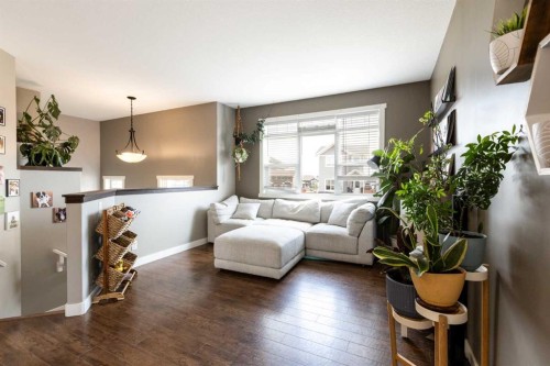 19 Hanson Green, Penhold, AB - Indoor Photo Showing Living Room