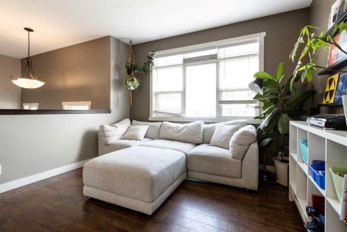19 Hanson Green, Penhold, AB - Indoor Photo Showing Living Room
