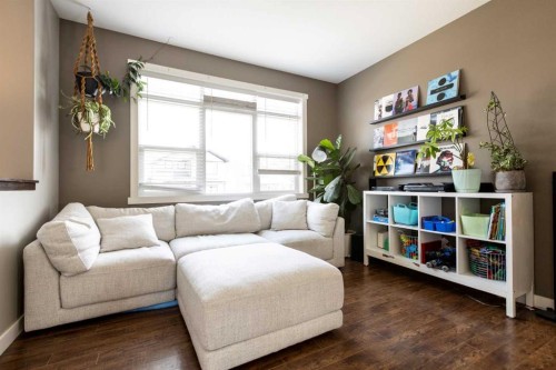 19 Hanson Green, Penhold, AB - Indoor Photo Showing Living Room