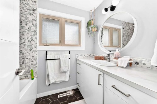 3313 42A Avenue Close, Red Deer, AB - Indoor Photo Showing Bathroom