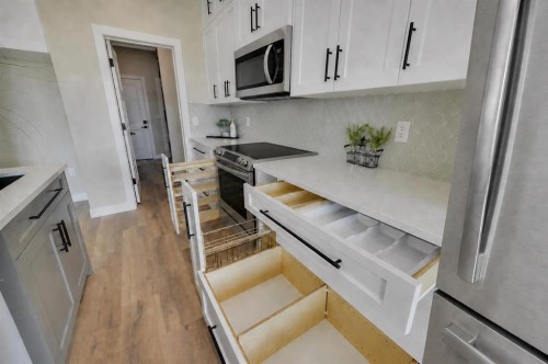 153 Norseman Close, Penhold, AB - Indoor Photo Showing Kitchen With Upgraded Kitchen