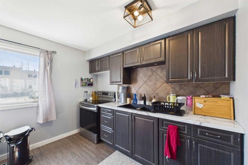 701-4719 33 Street, Red Deer, AB - Indoor Photo Showing Kitchen
