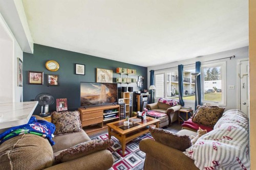 701-4719 33 Street, Red Deer, AB - Indoor Photo Showing Living Room