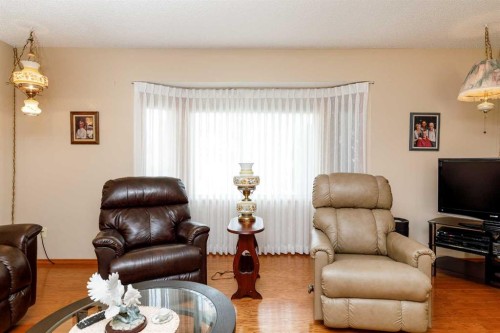 88 Mccullough  Cresent, Red Deer, AB - Indoor Photo Showing Living Room