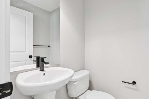 45 Silverton Glen Way Sw, Calgary, AB - Indoor Photo Showing Bathroom