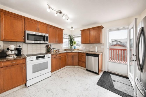 138 Lanterman Close, Red Deer, AB - Indoor Photo Showing Kitchen