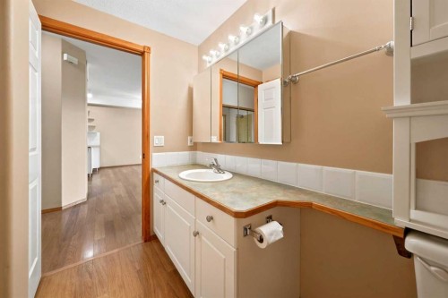 412-4512 52 Avenue, Red Deer, AB - Indoor Photo Showing Bathroom