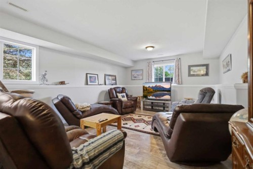 428 6 Avenue, Elnora, AB - Indoor Photo Showing Living Room