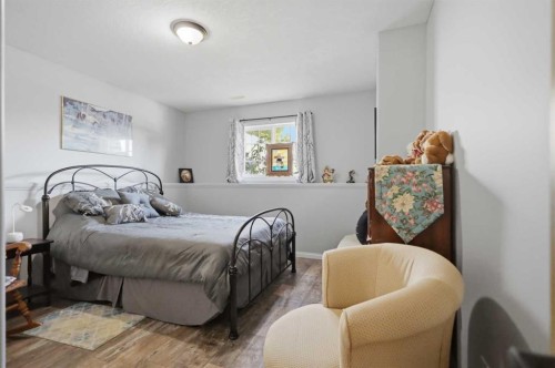428 6 Avenue, Elnora, AB - Indoor Photo Showing Bedroom