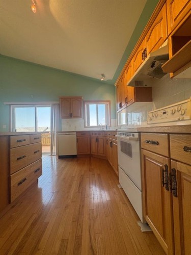 114 Sunridge Avenue, Blackfalds, AB - Indoor Photo Showing Kitchen