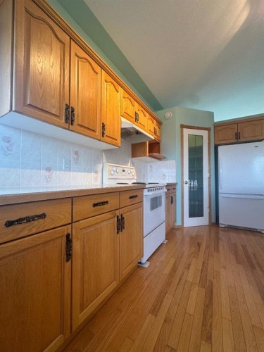 114 Sunridge Avenue, Blackfalds, AB - Indoor Photo Showing Kitchen
