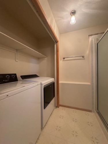 114 Sunridge Avenue, Blackfalds, AB - Indoor Photo Showing Laundry Room