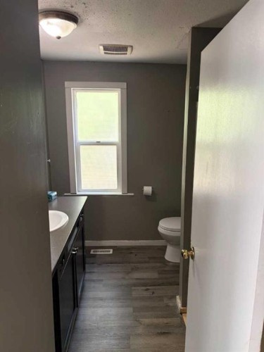 5206 49 Street, Castor, AB - Indoor Photo Showing Bathroom