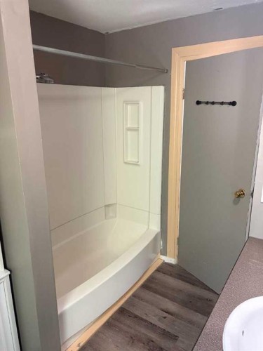 5206 49 Street, Castor, AB - Indoor Photo Showing Bathroom