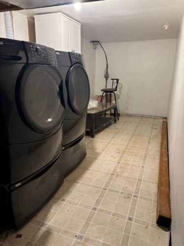 5206 49 Street, Castor, AB - Indoor Photo Showing Laundry Room