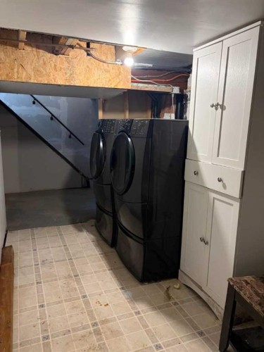 5206 49 Street, Castor, AB - Indoor Photo Showing Laundry Room