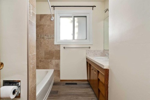 36 Grandview Crescent, Camrose, AB - Indoor Photo Showing Bathroom