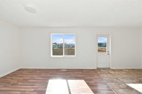4-6802 50 Avenue, Camrose, AB - Indoor Photo Showing Other Room