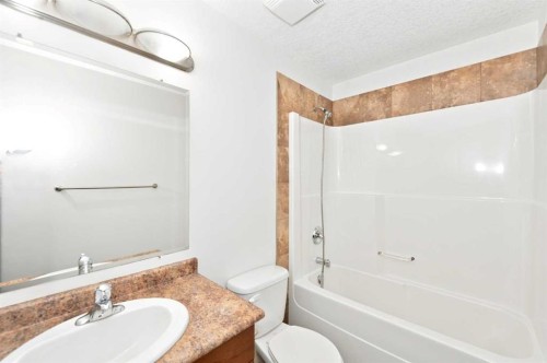 4-6802 50 Avenue, Camrose, AB - Indoor Photo Showing Bathroom
