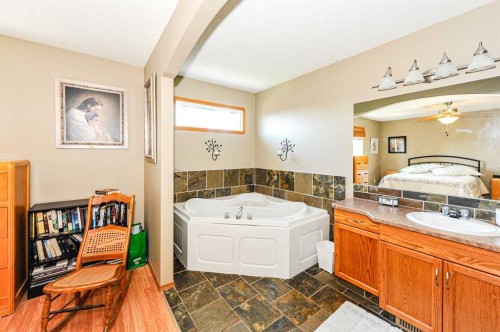 4009 69A Street Close, Camrose, AB - Indoor Photo Showing Bathroom