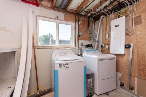 98 Greenham Drive, Red Deer, AB - Indoor Photo Showing Laundry Room
