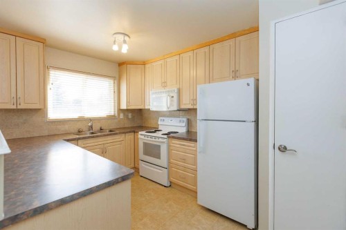 1602-3907 39 Street, Red Deer, AB - Indoor Photo Showing Kitchen With Double Sink