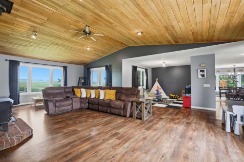 40102 Highway 815, Rural Lacombe County, AB - Indoor Photo Showing Living Room