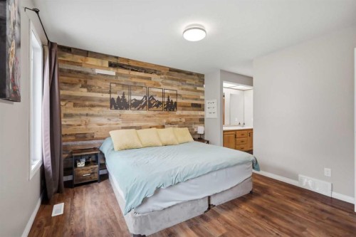 40102 Highway 815, Rural Lacombe County, AB - Indoor Photo Showing Bedroom