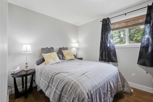 40102 Highway 815, Rural Lacombe County, AB - Indoor Photo Showing Bedroom