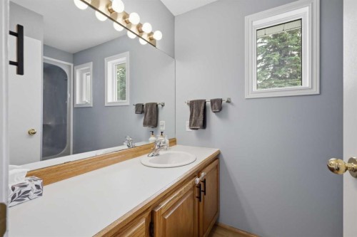 40102 Highway 815, Rural Lacombe County, AB - Indoor Photo Showing Bathroom