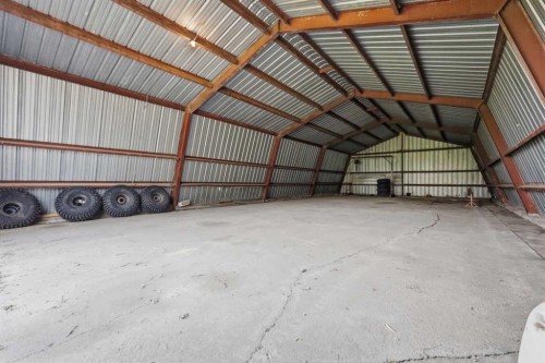 40102 Highway 815, Rural Lacombe County, AB - Indoor Photo Showing Garage