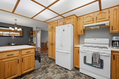40102 Highway 815, Rural Lacombe County, AB - Indoor Photo Showing Kitchen